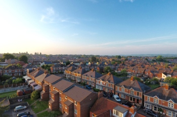 Councils urged to tackle carbon emissions from private housing  image